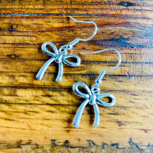 Bow shaped charm pierced earrings