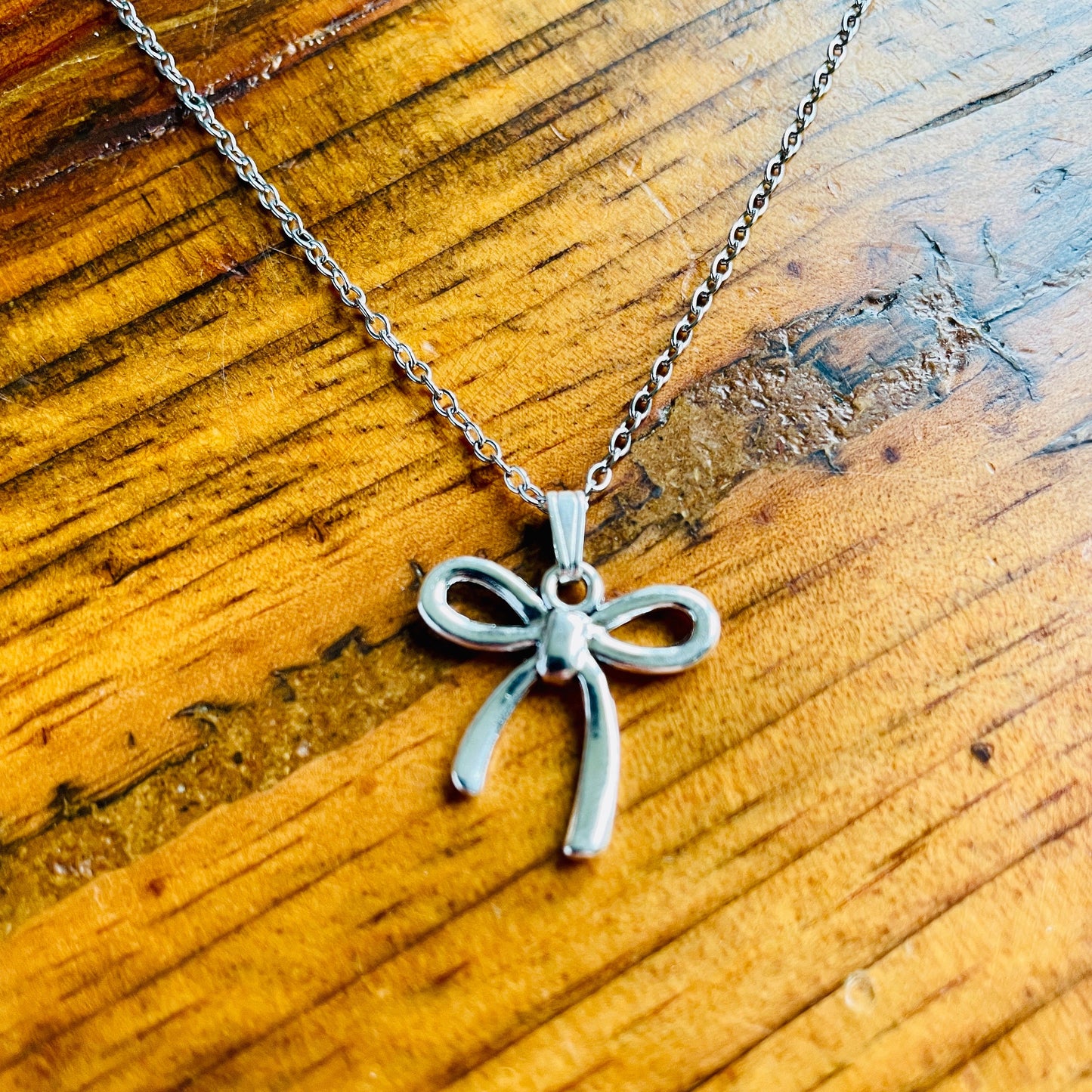 Bow shaped charm pierced necklace