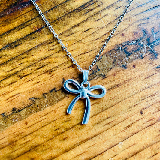 Bow shaped charm pierced necklace