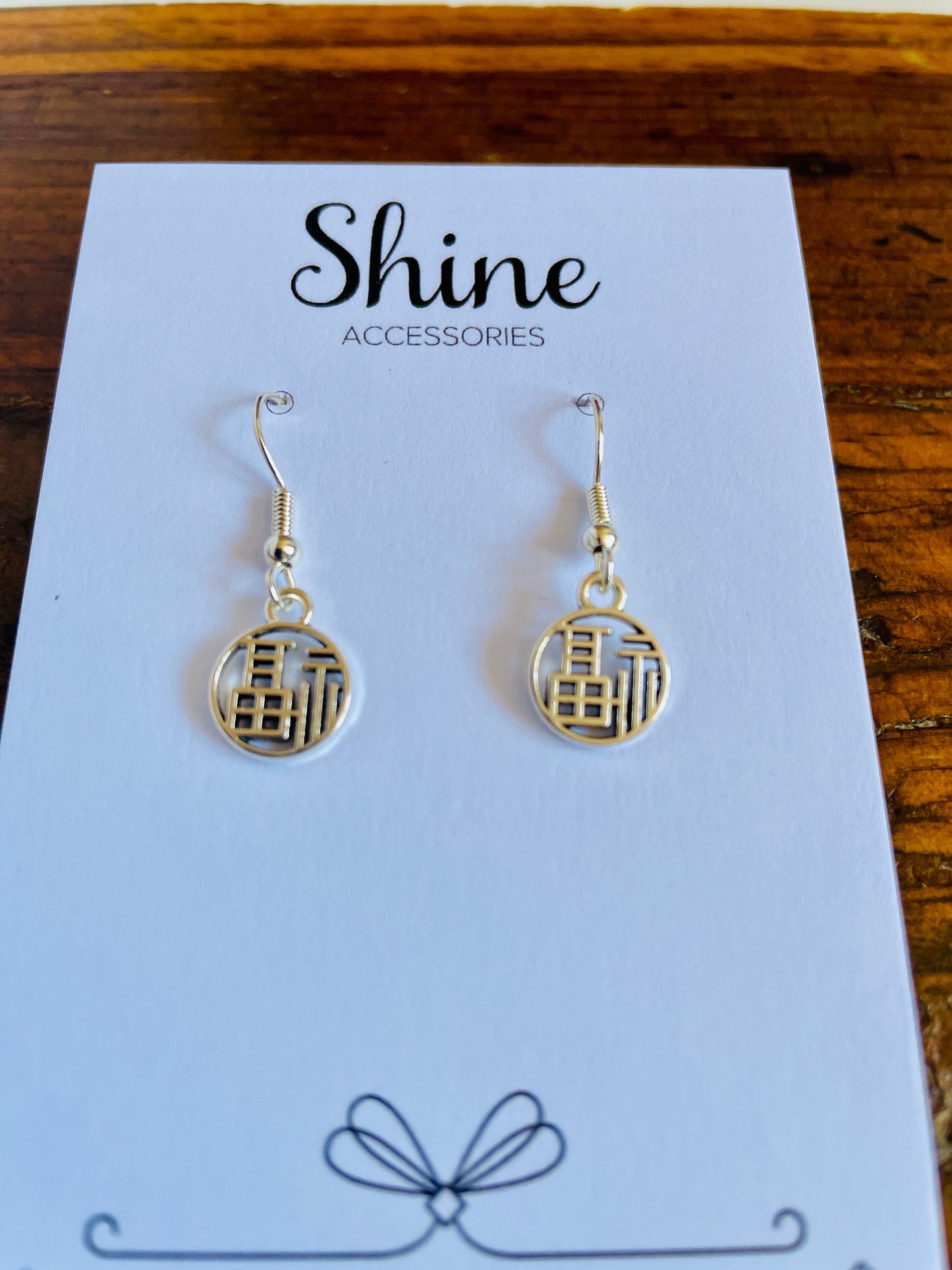 Oriental shaped charm pierced earrings