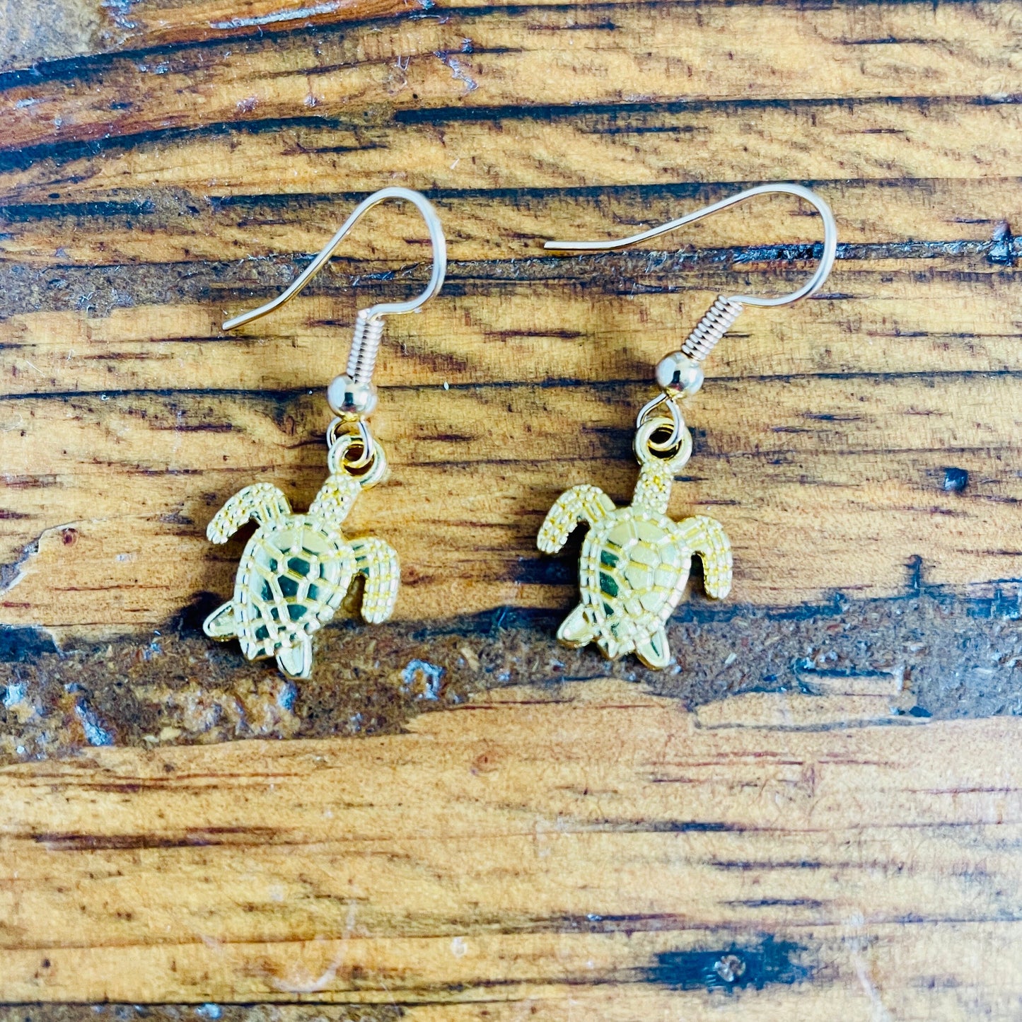 Turtle shaped charm pierced earrings