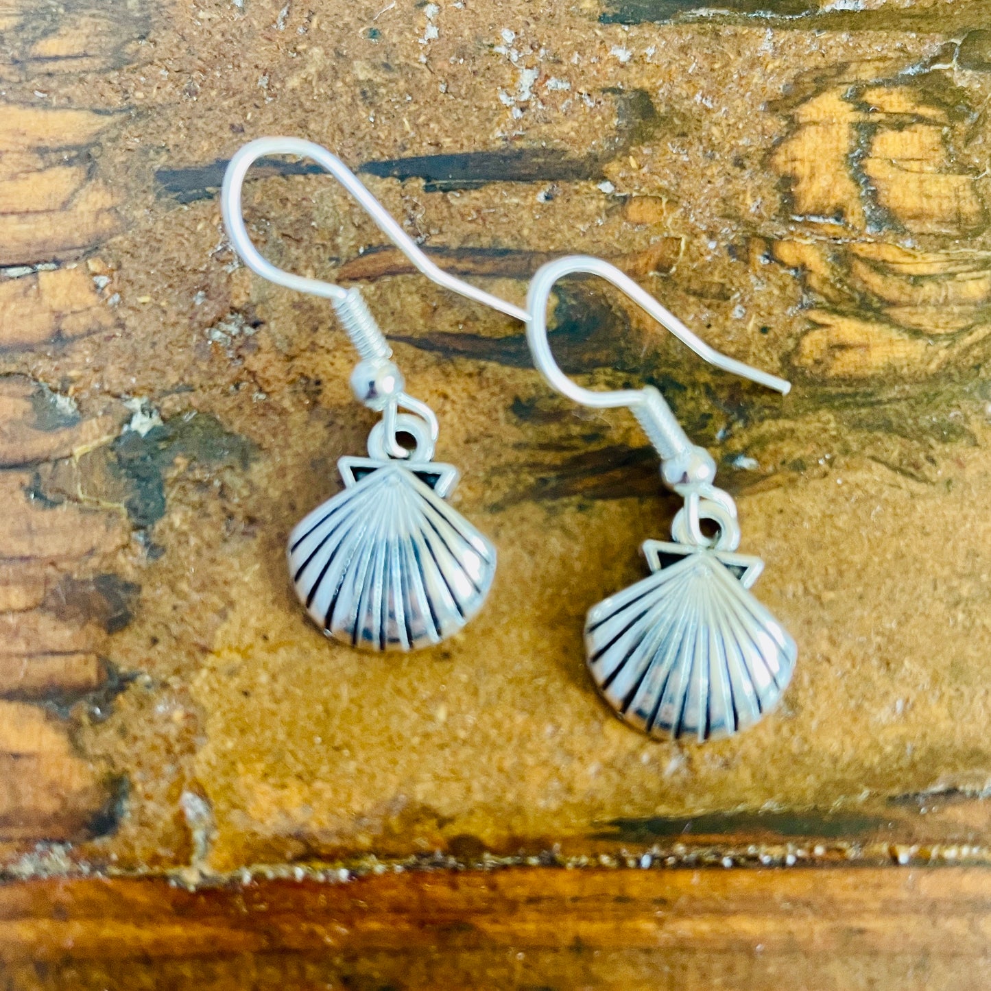 Seashell shaped charm pierced earrings