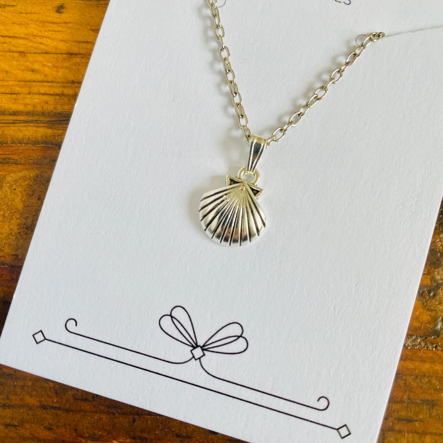 Seashell pendant necklace